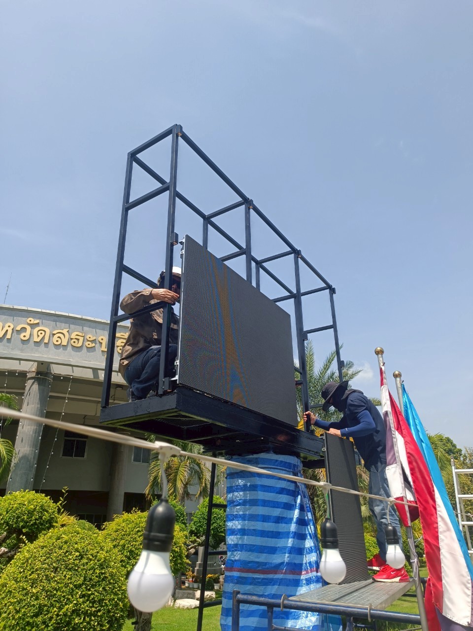 ทำการติดตั้งแผงวงจรป้ายประชาสัมพันธ์	